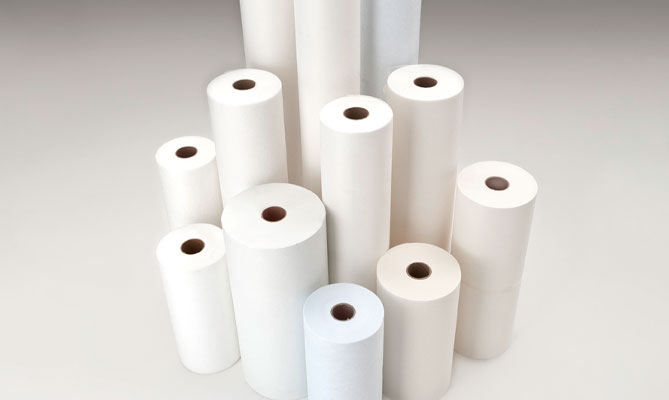 12 Filtervliesrollen stehen zusammen