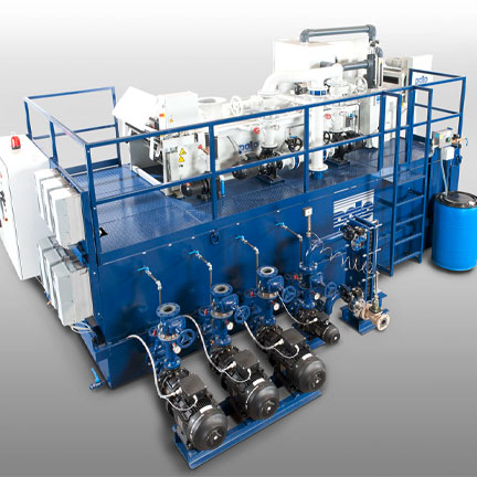 Ein große Zentralanlage mit Doppeltank, einem Schrägbettfilter und diversen Anbauteilen.