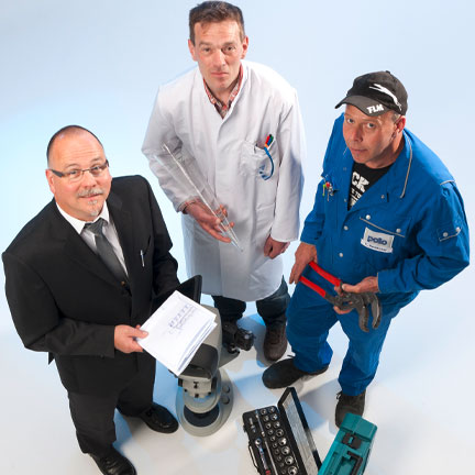 Drei Männer schauen in die Kamera: Der Vertriebsmitarbeiter im Anzug, der Laborant im Kittel und der Produktionsarbeiter im Blaumann.