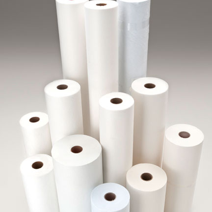 Senkrecht stehende Vliesrollen in verschiedenen Größen und Längen.