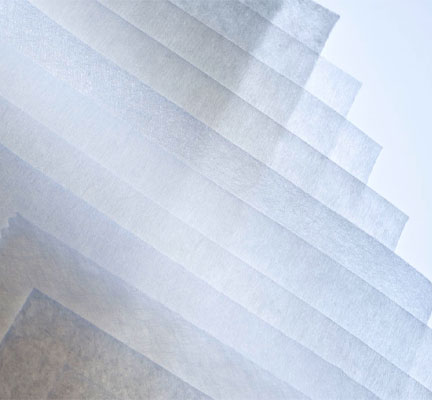 Verschiedene Filtervliese mit einem Versatz übereinandergelegt