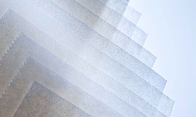 verschiedene Filtervliese mit einem Versatz übereinandergelegt